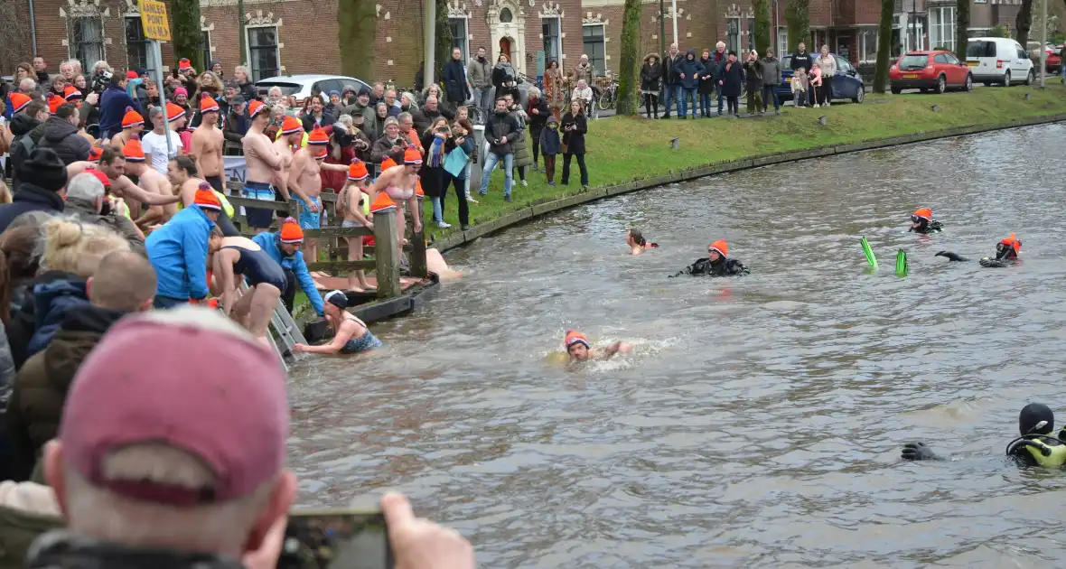 Grote belangstelling voor nieuwjaarsduik - Foto 13