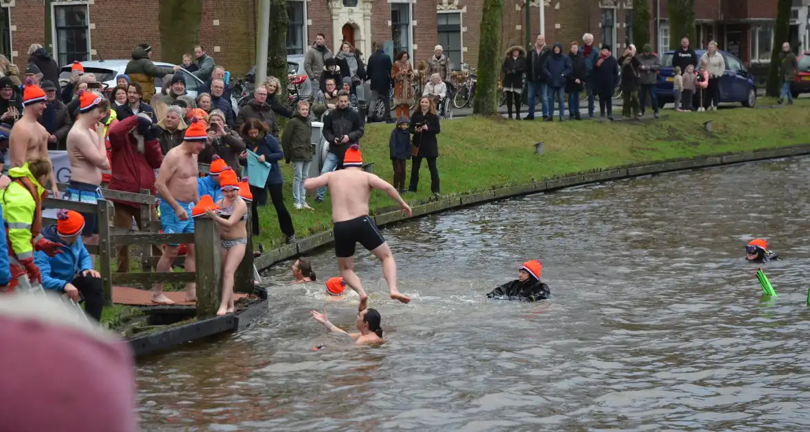 Grote belangstelling voor nieuwjaarsduik - Foto 14