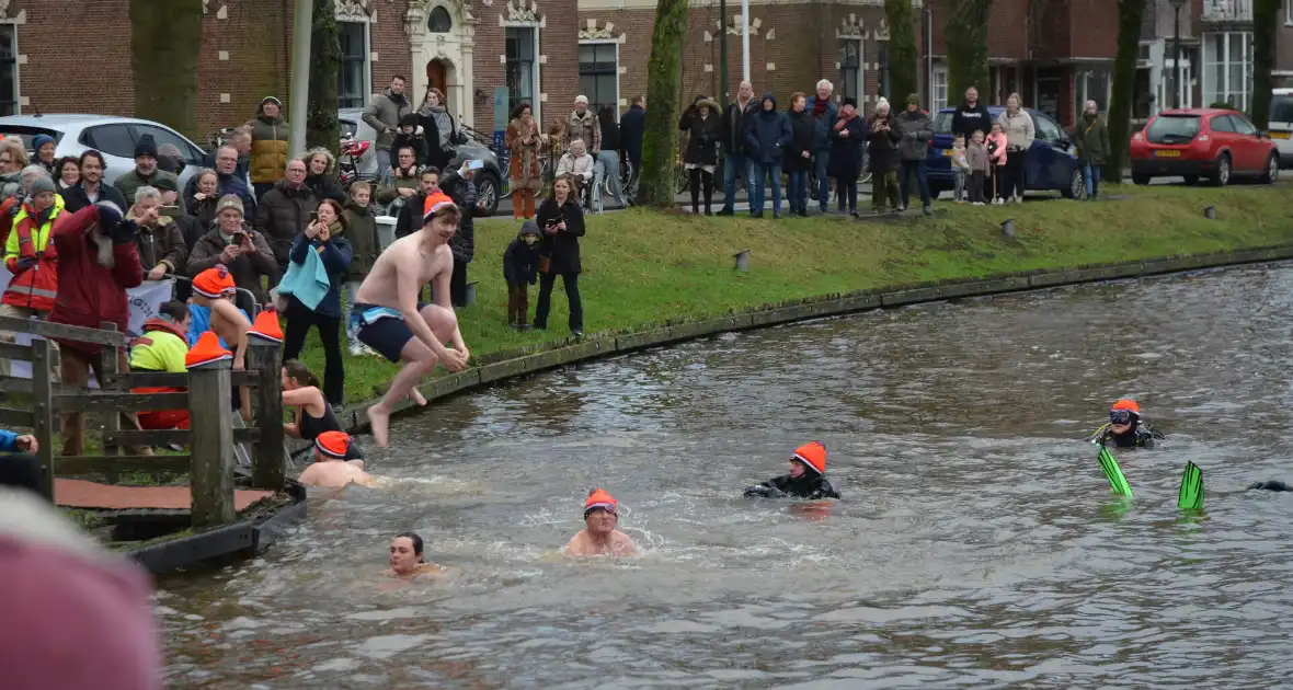 Grote belangstelling voor nieuwjaarsduik - Foto 15