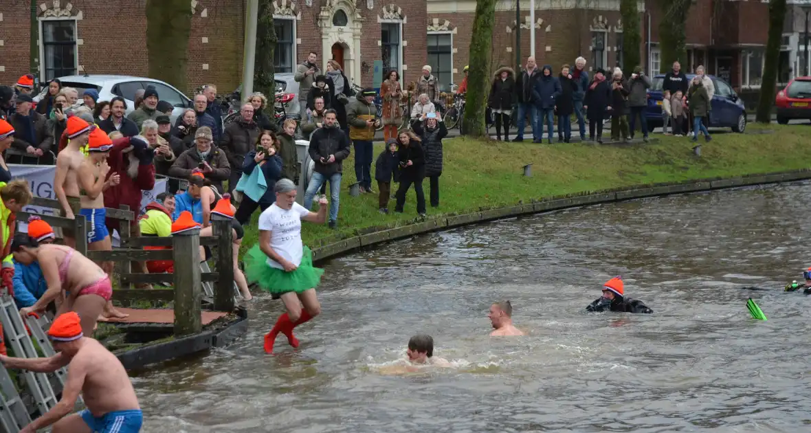 Grote belangstelling voor nieuwjaarsduik - Foto 16