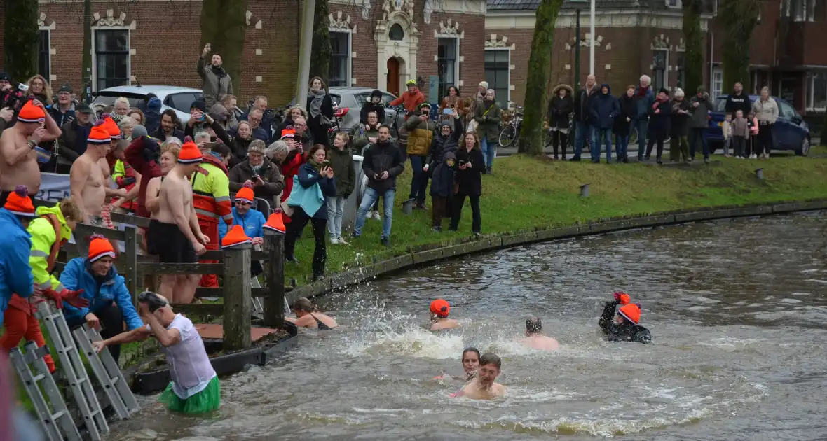 Grote belangstelling voor nieuwjaarsduik - Foto 17