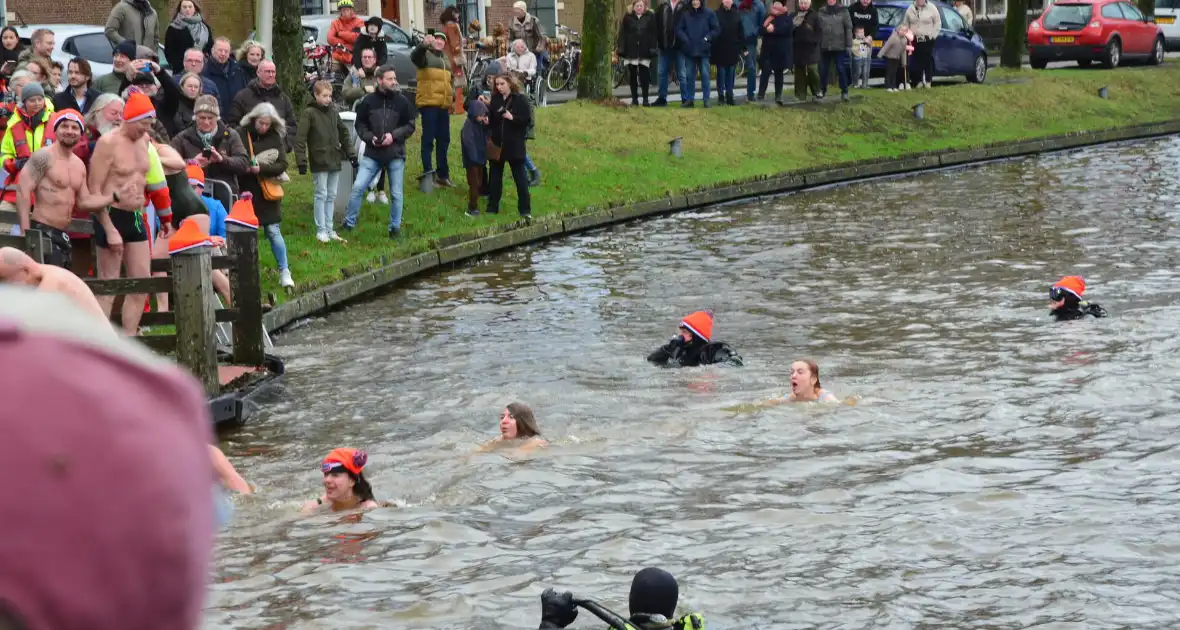 Grote belangstelling voor nieuwjaarsduik - Foto 18