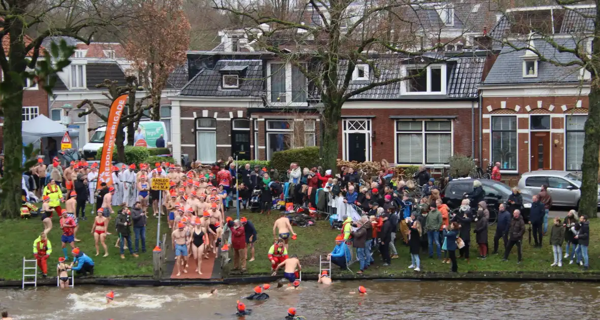 Grote belangstelling voor nieuwjaarsduik - Foto 2