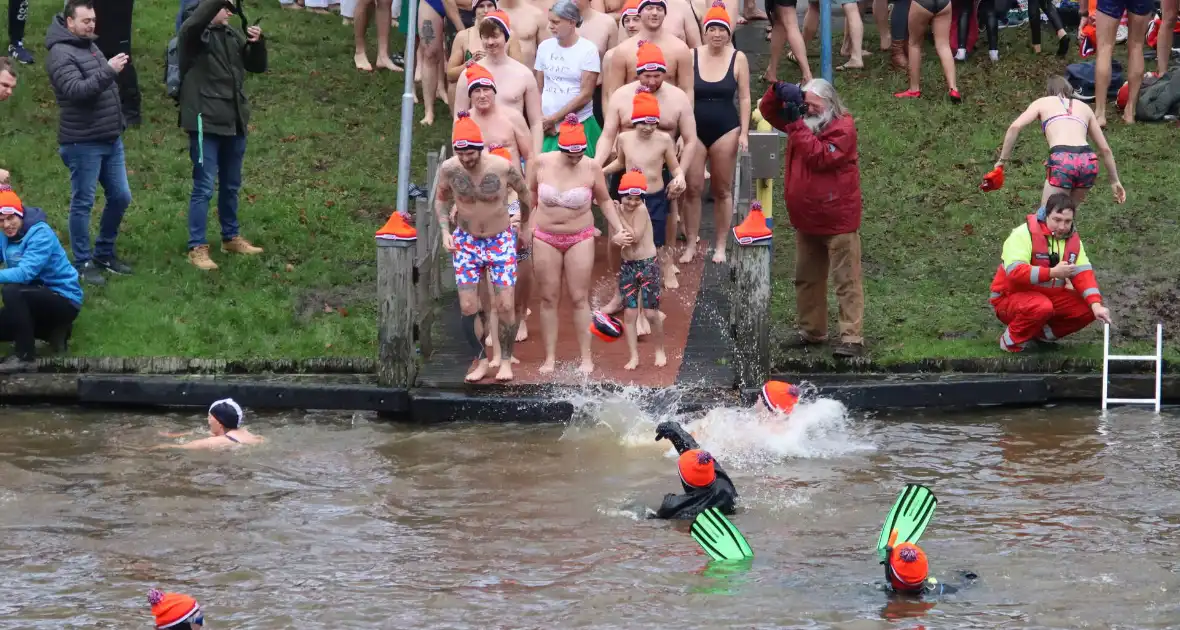 Grote belangstelling voor nieuwjaarsduik - Foto 3