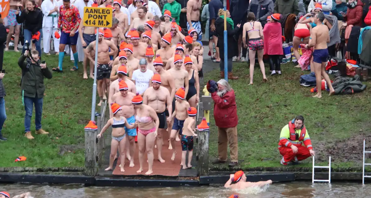 Grote belangstelling voor nieuwjaarsduik - Foto 4