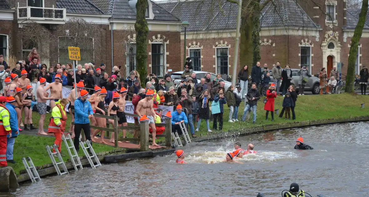 Grote belangstelling voor nieuwjaarsduik - Foto 5