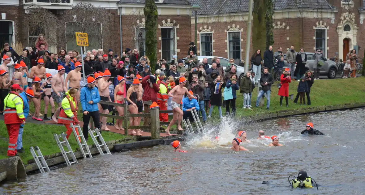 Grote belangstelling voor nieuwjaarsduik - Foto 6