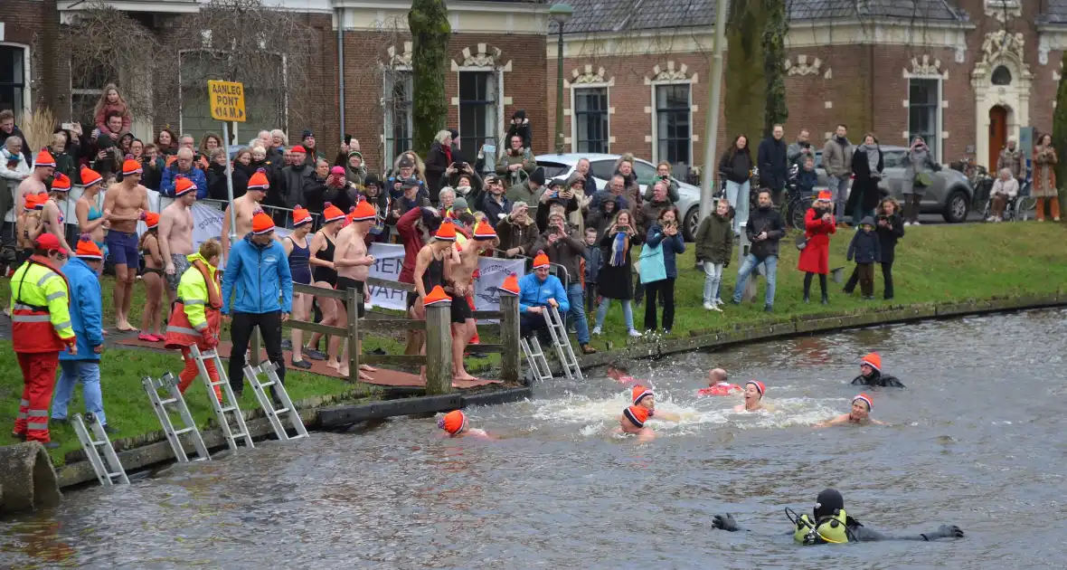 Grote belangstelling voor nieuwjaarsduik - Foto 7