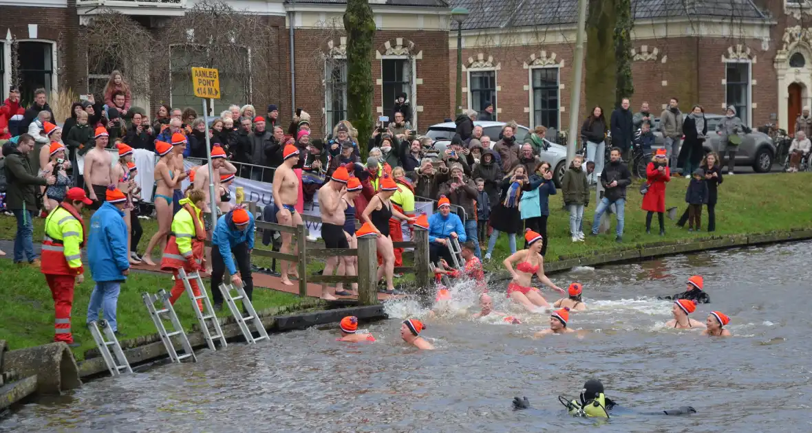 Grote belangstelling voor nieuwjaarsduik - Foto 8