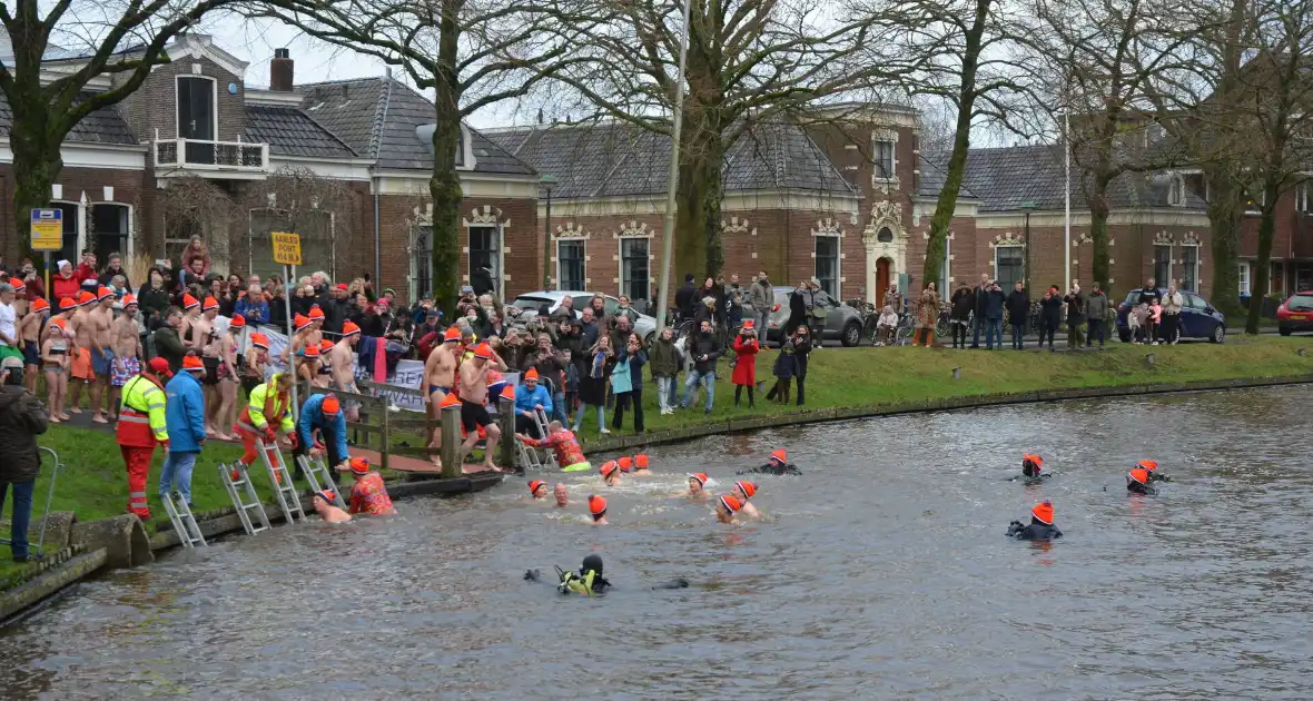 Grote belangstelling voor nieuwjaarsduik - Foto 9