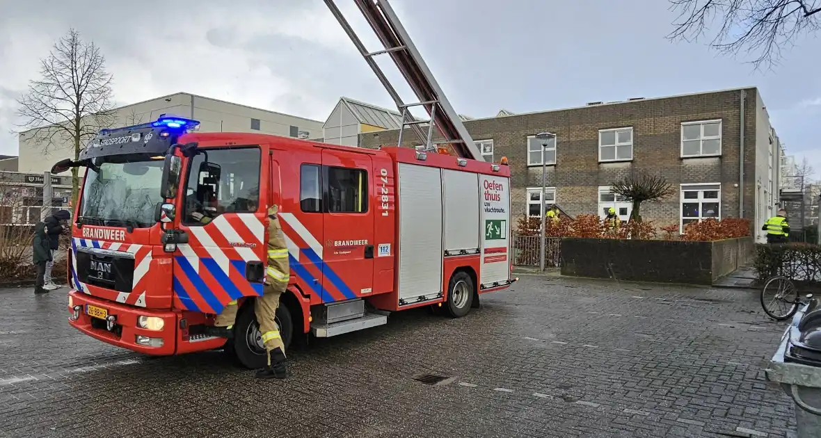 Brandweer onderzoekt brandalarm in schoolgebouw