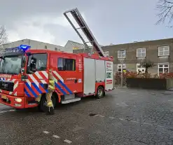 Brandweer onderzoekt brandalarm in schoolgebouw