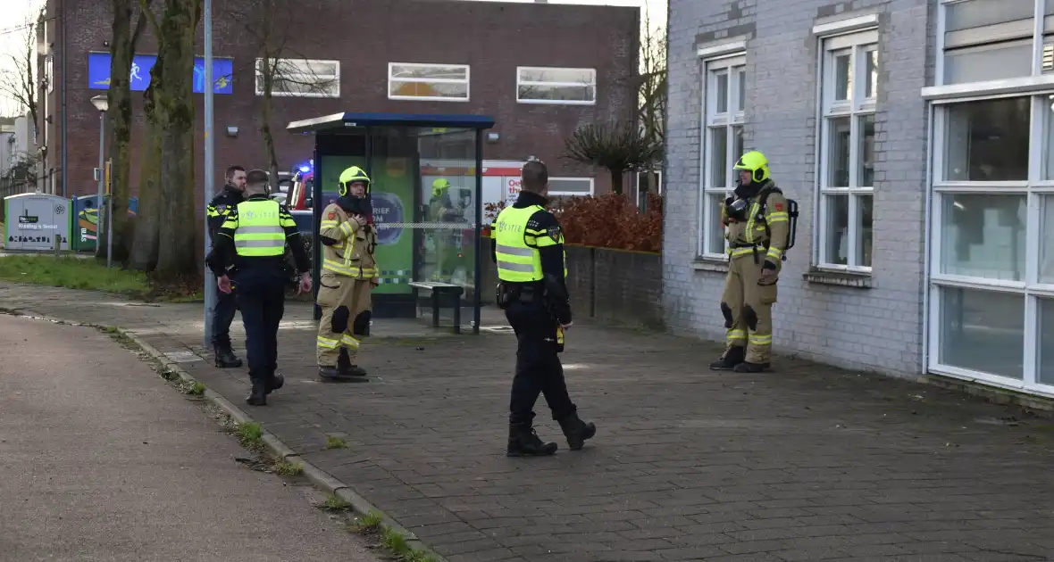 Brandweer onderzoekt brandalarm in schoolgebouw - Foto 1