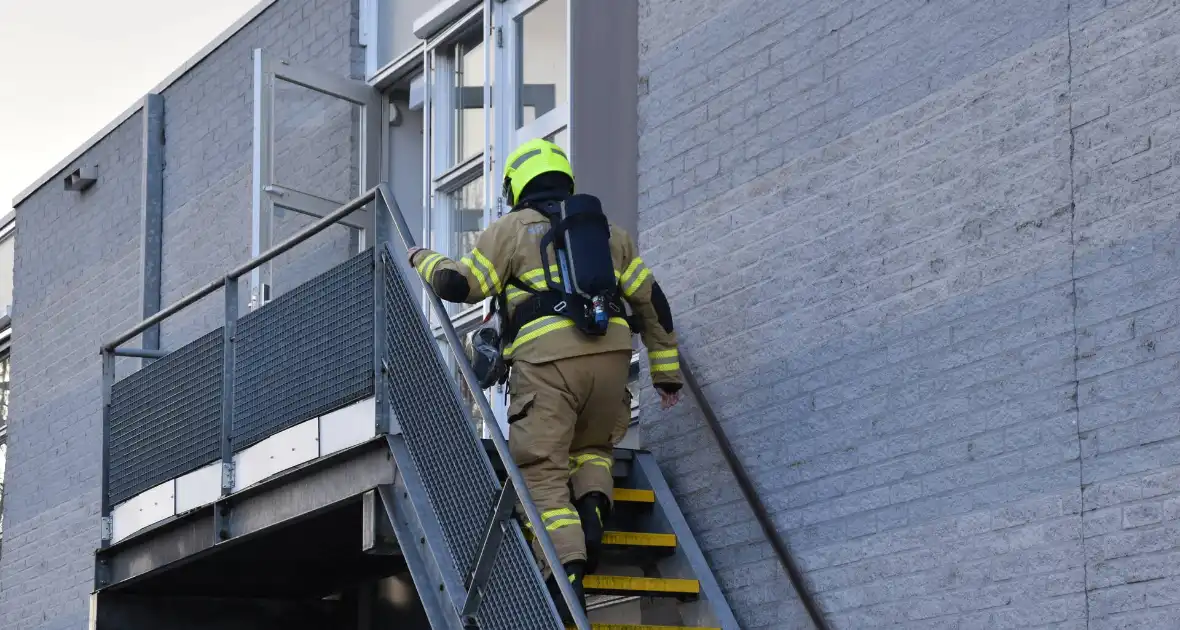 Brandweer onderzoekt brandalarm in schoolgebouw - Foto 2