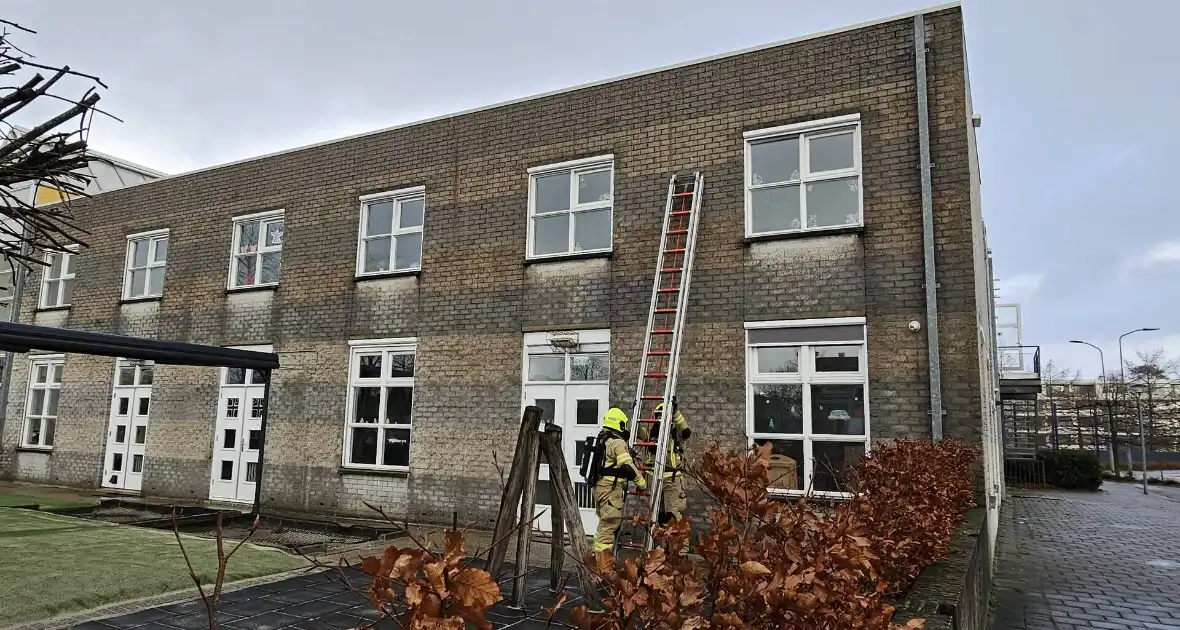 Brandweer onderzoekt brandalarm in schoolgebouw - Foto 4