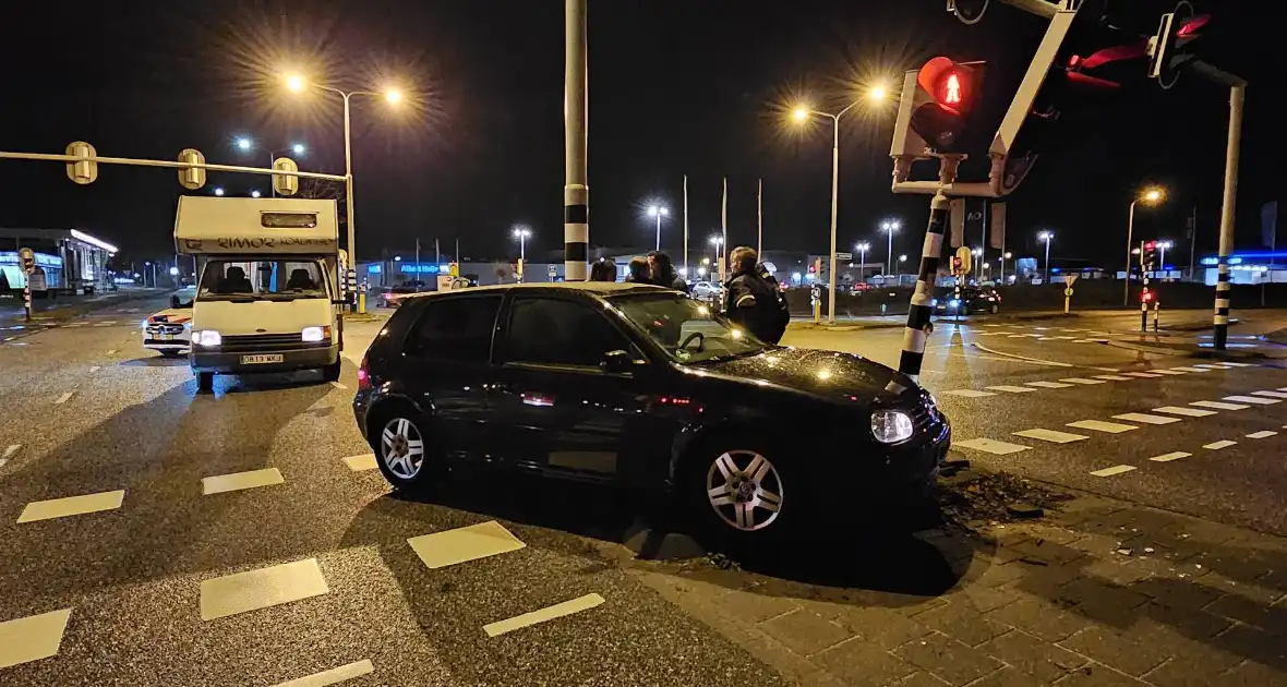 Camper en personenauto botsen personenauto botst op verkeerslicht