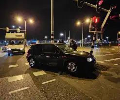 Camper en personenauto botsen personenauto botst op verkeerslicht