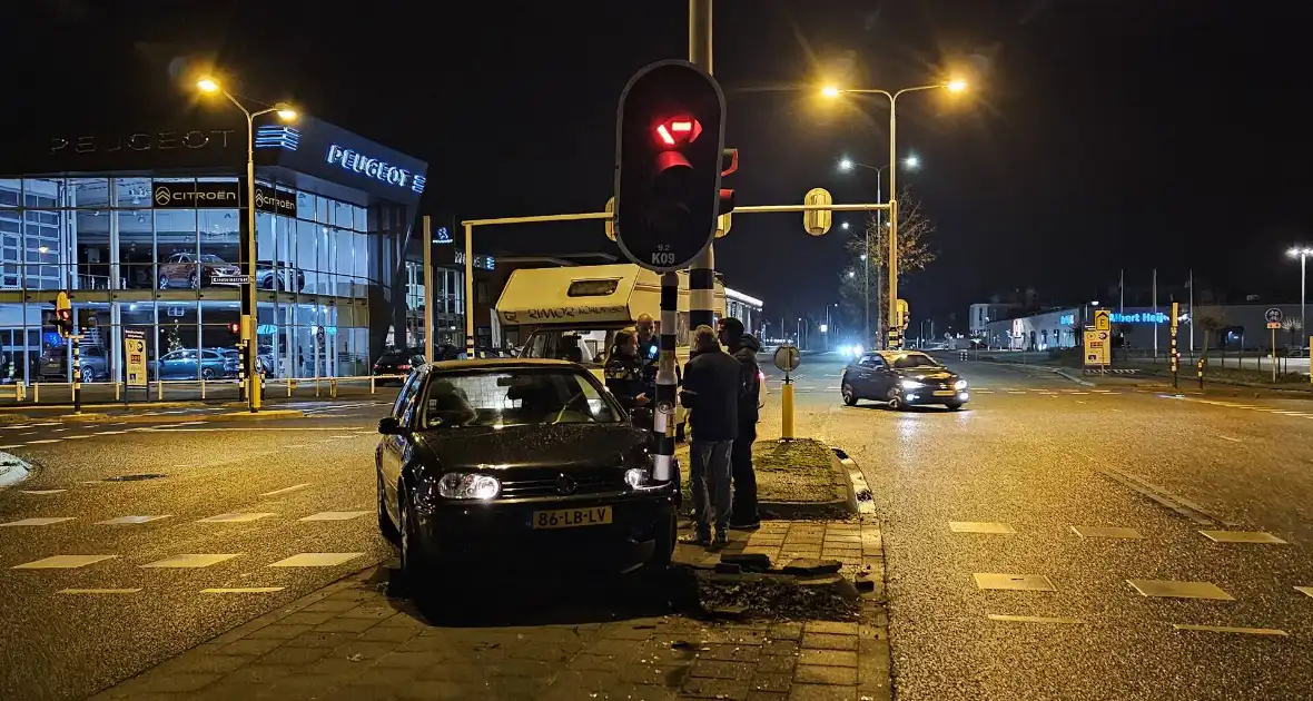 Camper en personenauto botsen personenauto botst op verkeerslicht - Foto 2