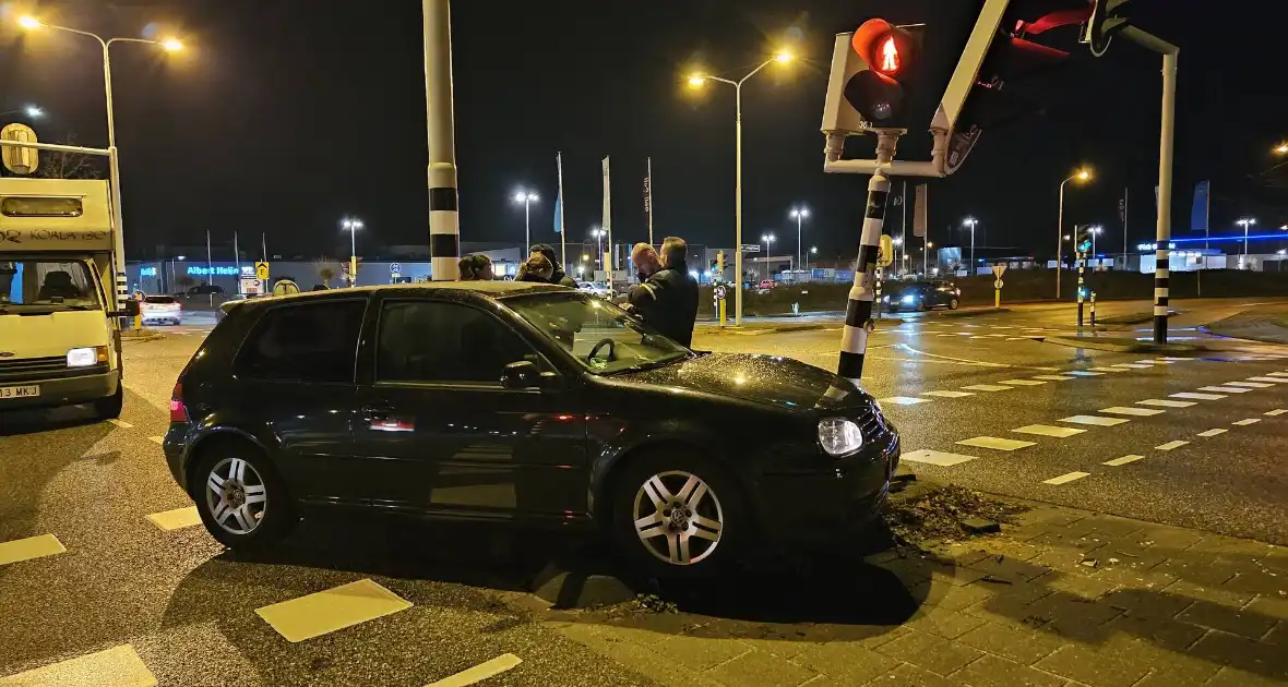 Camper en personenauto botsen personenauto botst op verkeerslicht - Foto 6