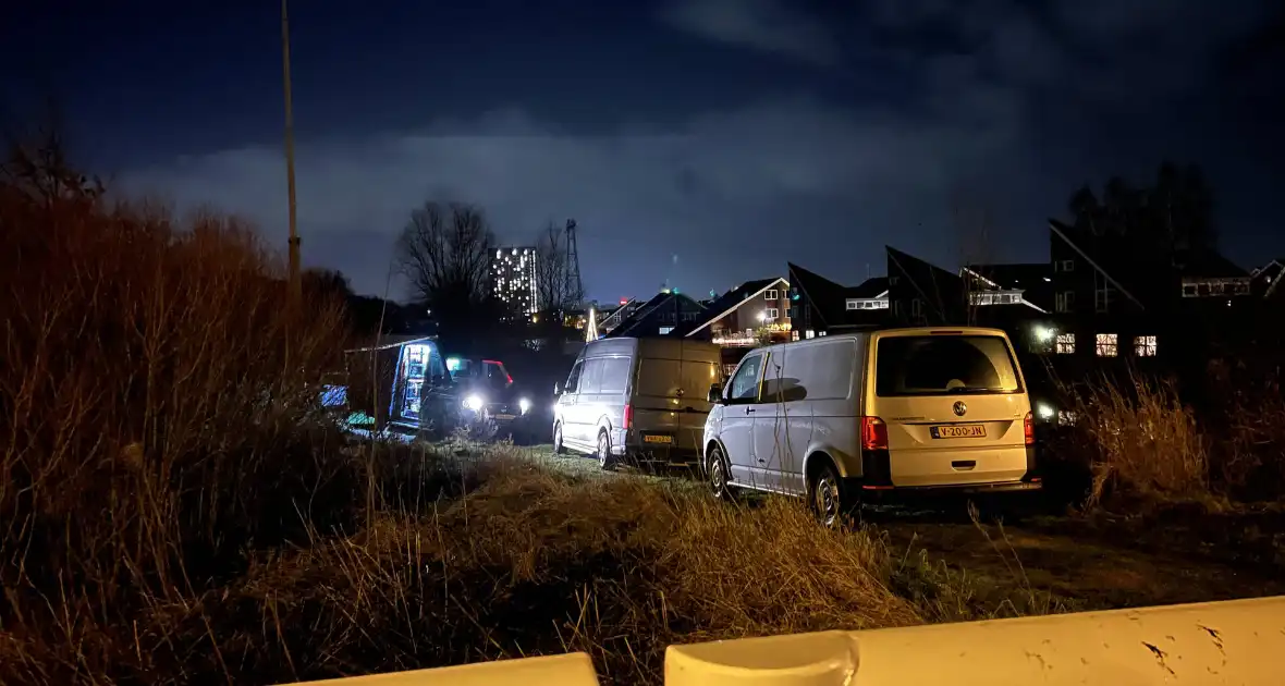 Politie en Recherche onderzoek in water bij Zernikebrug