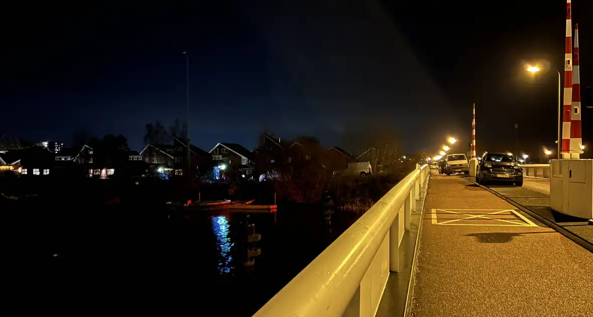 Politie en Recherche onderzoek in water bij Zernikebrug - Foto 2