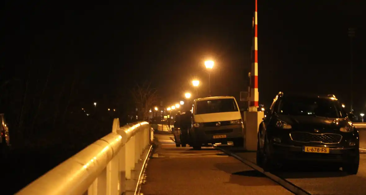 Politie en Recherche onderzoek in water bij Zernikebrug - Foto 4