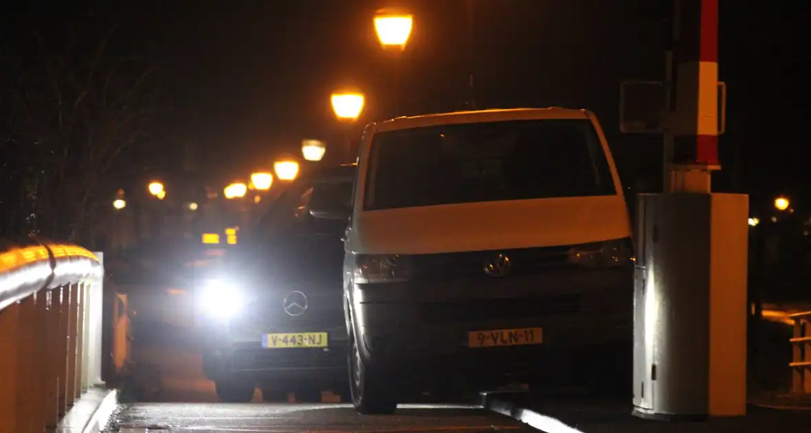 Politie en Recherche onderzoek in water bij Zernikebrug - Foto 5