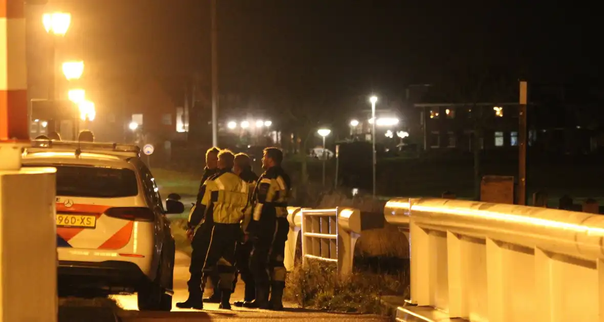 Politie en Recherche onderzoek in water bij Zernikebrug - Foto 6