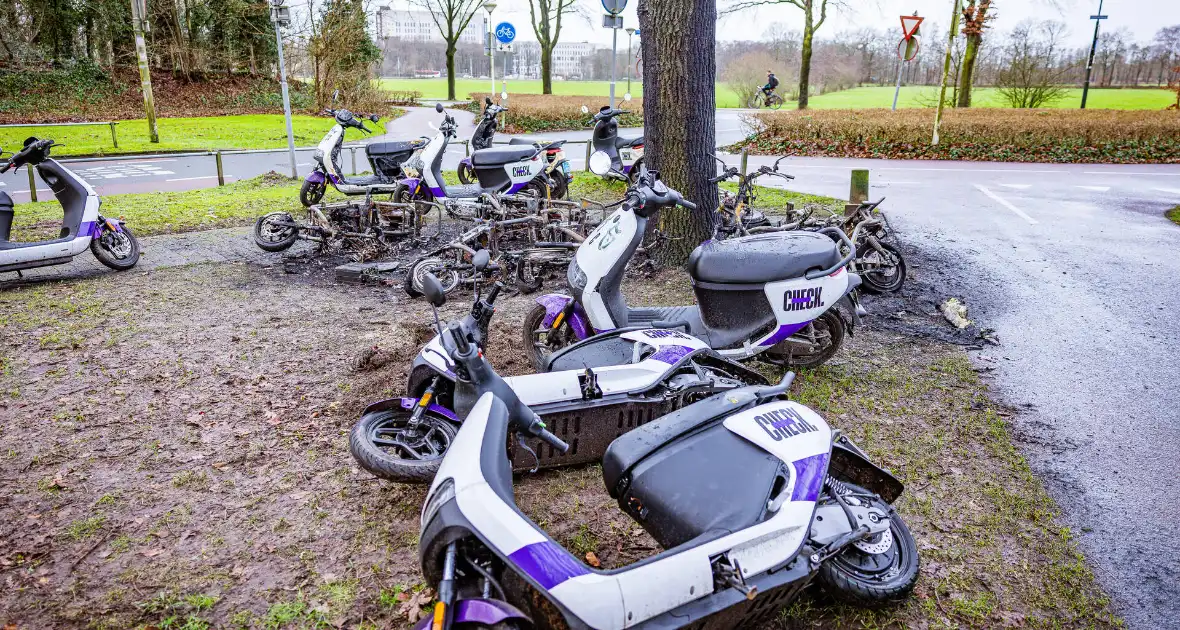 Meerdere Check-deelscooters gaan in vlammen op