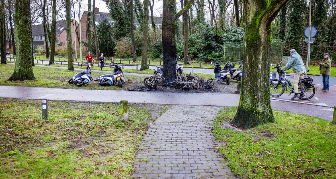 Meerdere Check-deelscooters gaan in vlammen op - Foto 1