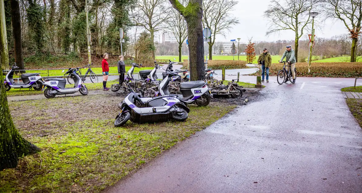 Meerdere Check-deelscooters gaan in vlammen op - Foto 2