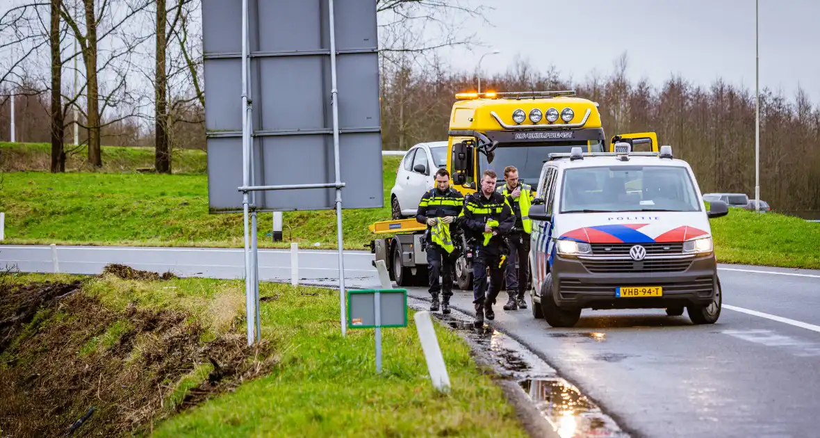 Auto raakt van de weg in bocht van afrit - Foto 1