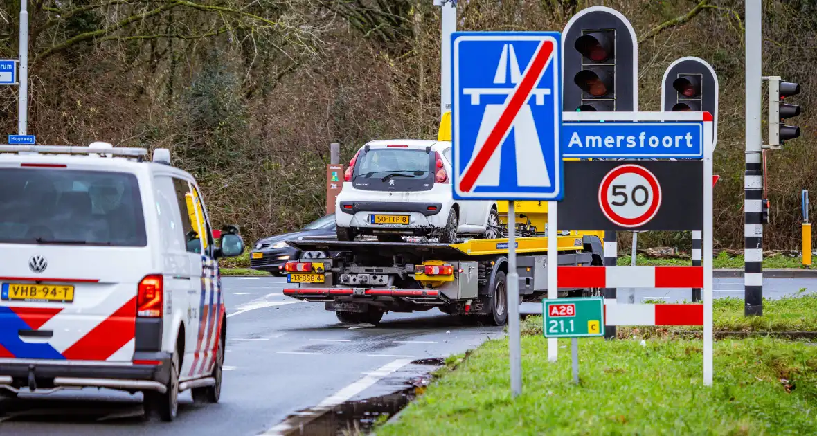 Auto raakt van de weg in bocht van afrit - Foto 2