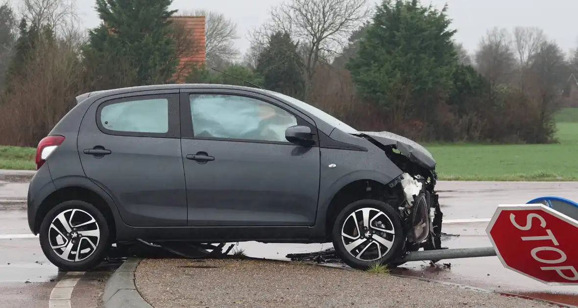 Ongeval tussen twee voertuigen op bekende kruising - Foto 9