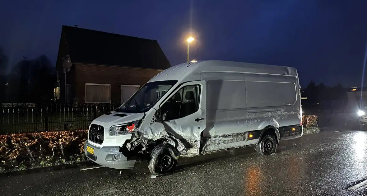 Auto en bestelbus frontaal in botsing - Foto 1