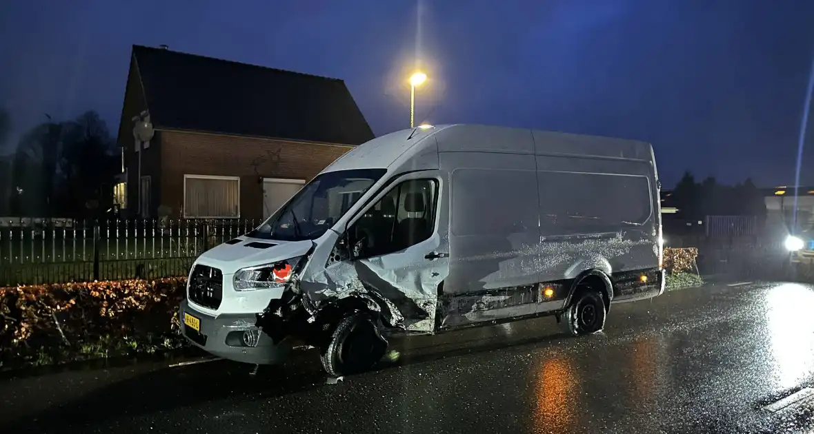 Auto en bestelbus frontaal in botsing - Foto 2