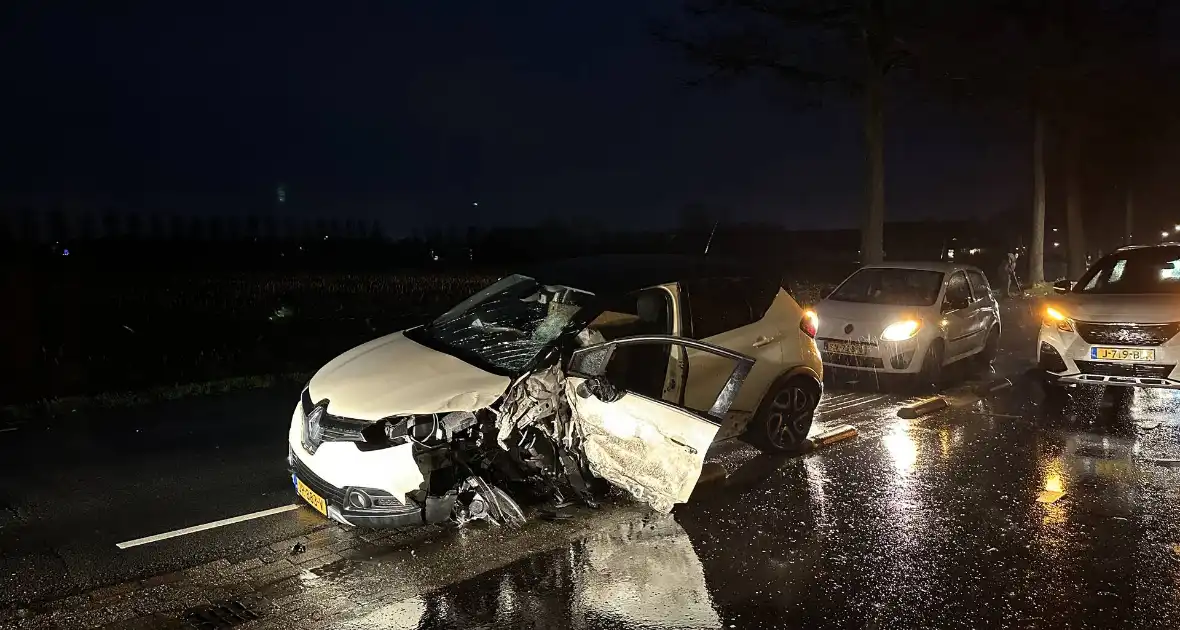 Auto en bestelbus frontaal in botsing - Foto 3