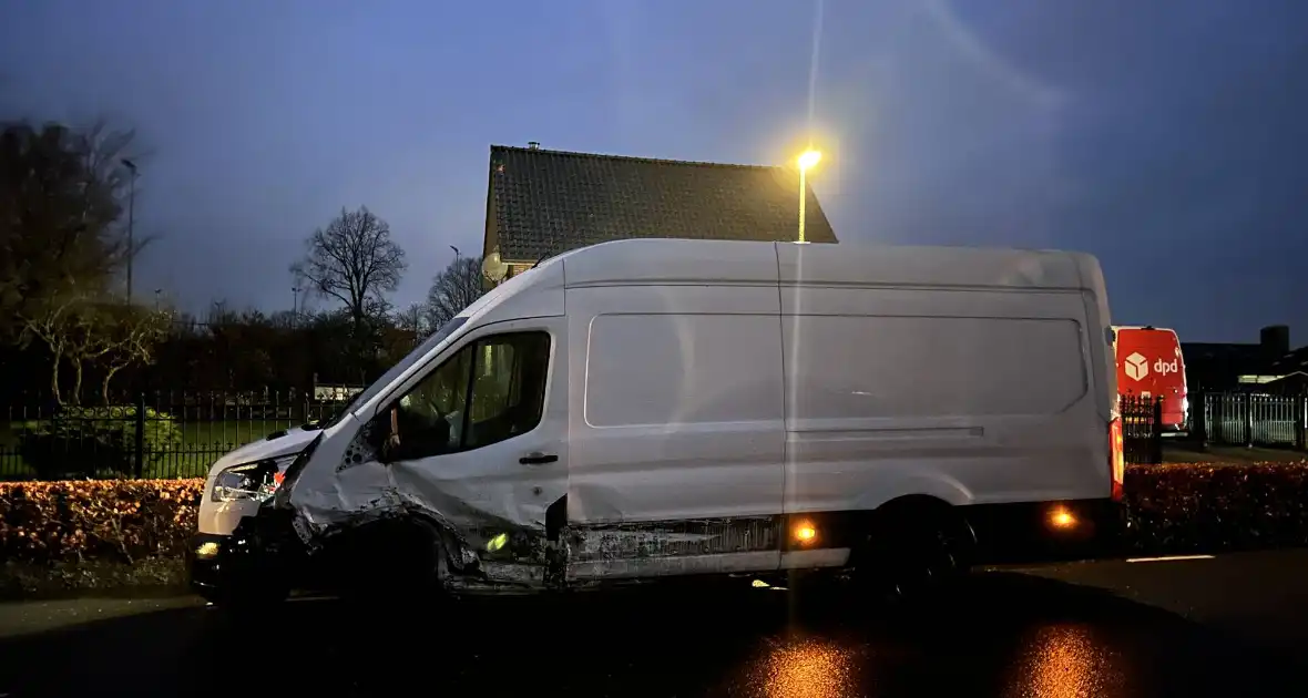 Auto en bestelbus frontaal in botsing - Foto 4