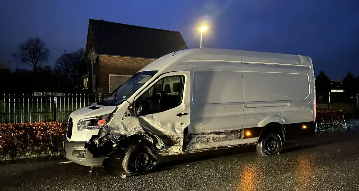 Auto en bestelbus frontaal in botsing - Foto 5