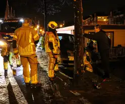 Persfotografen assisteren bij losgeslagen woonboot