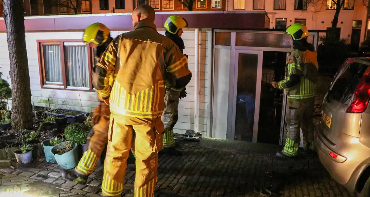 Persfotografen assisteren bij losgeslagen woonboot - Foto 1