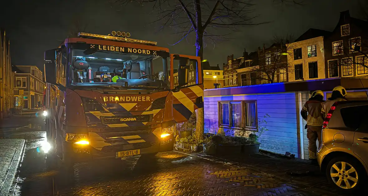 Persfotografen assisteren bij losgeslagen woonboot - Foto 11