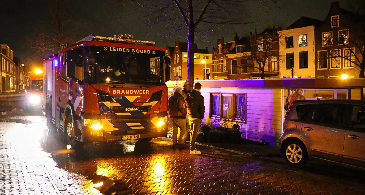 Persfotografen assisteren bij losgeslagen woonboot - Foto 2