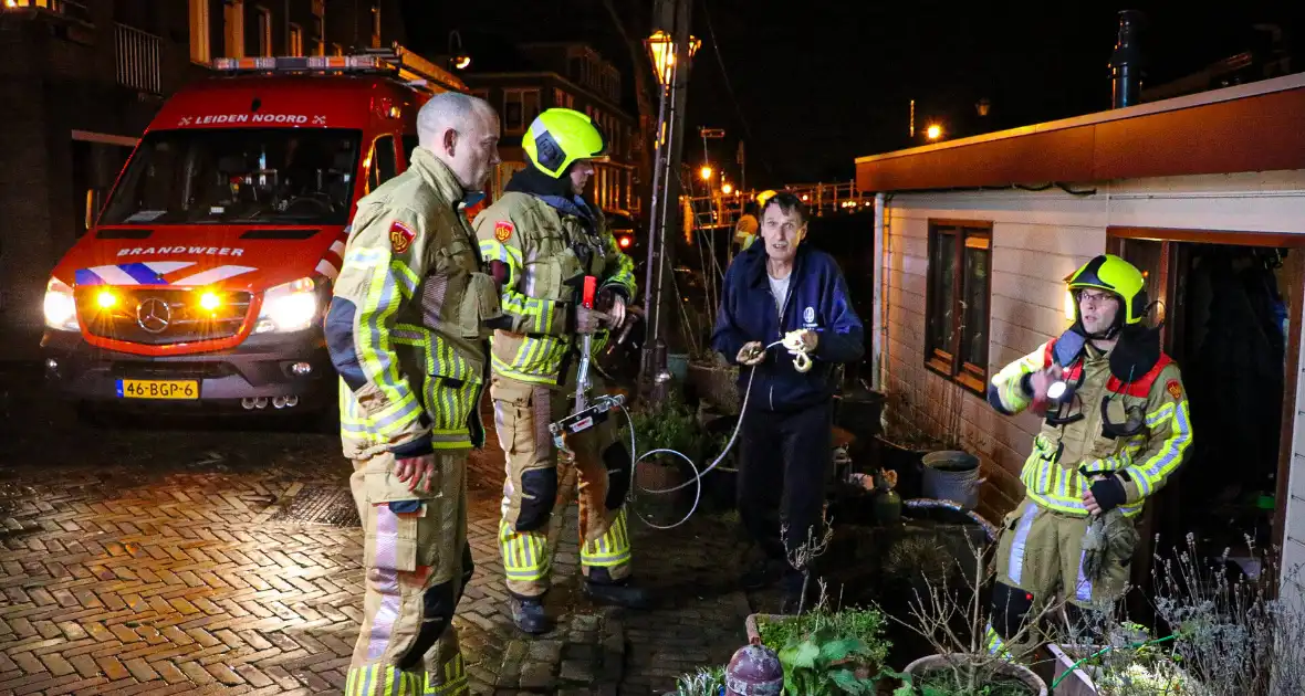 Persfotografen assisteren bij losgeslagen woonboot - Foto 5