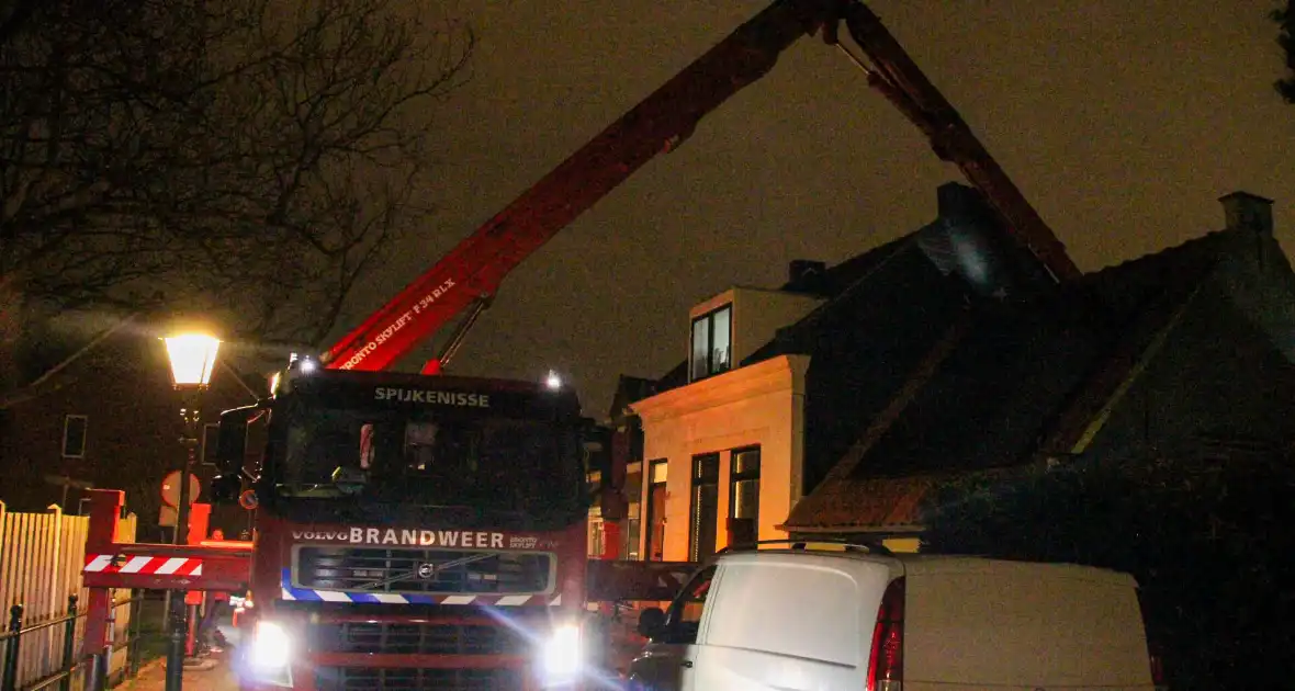 Hoogwerker ingezet voor stormschade aan dakkapel