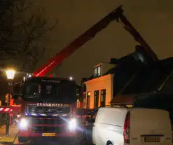 Hoogwerker ingezet voor stormschade aan dakkapel