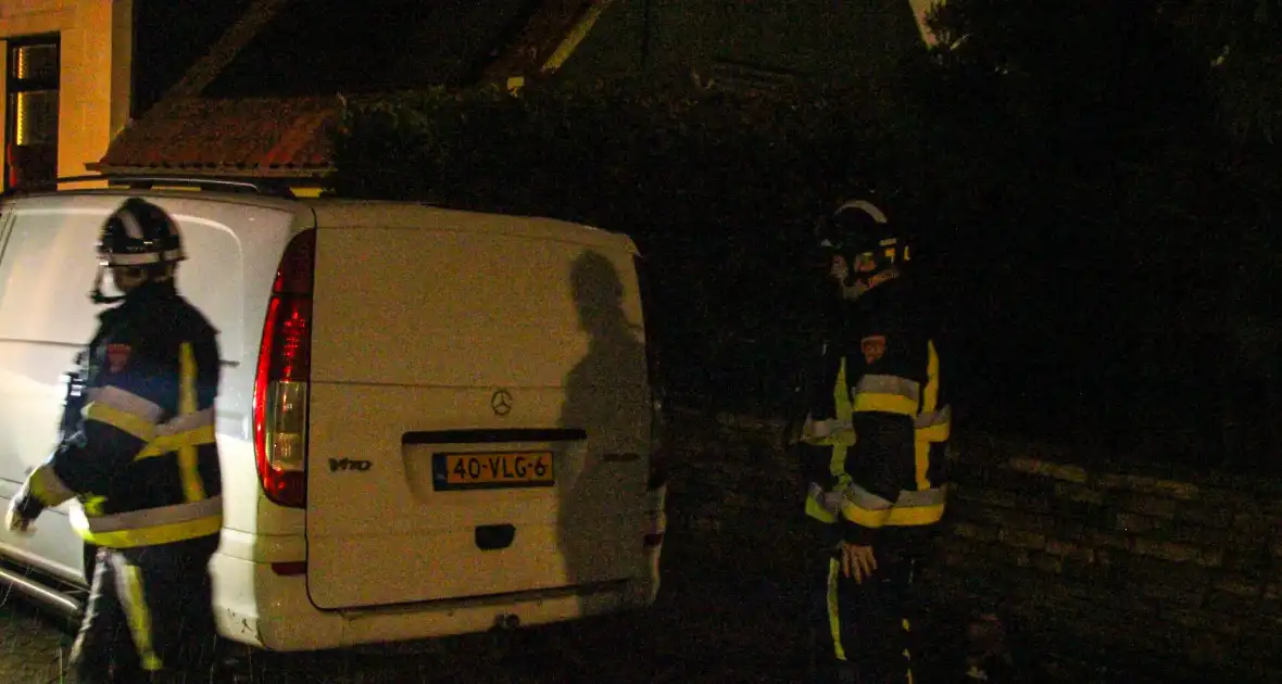 Hoogwerker ingezet voor stormschade aan dakkapel - Foto 3