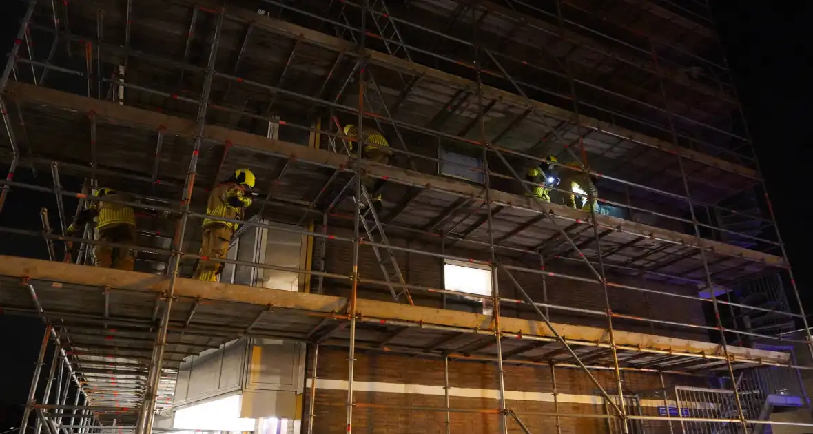 Steigerdelen waaien tegen ruit van woning