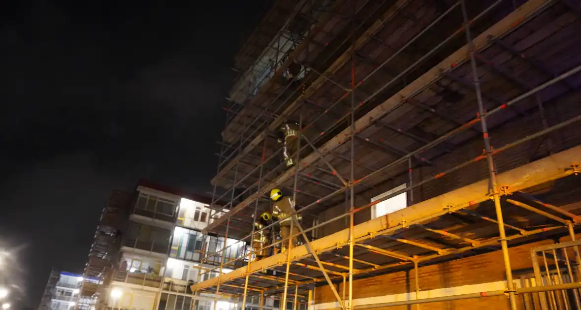 Steigerdelen waaien tegen ruit van woning - Foto 2