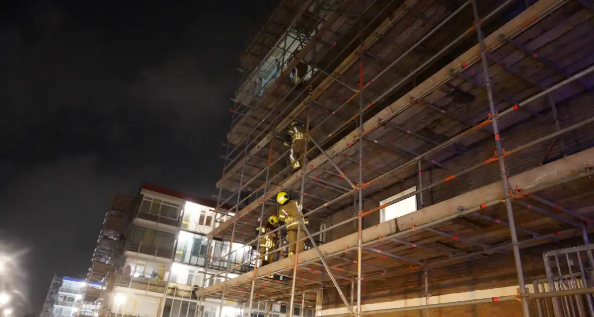 Steigerdelen waaien tegen ruit van woning - Foto 3